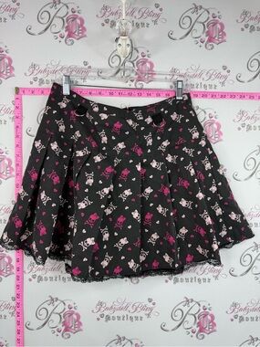 Hot Topic skirt Black Skull & Crossbones Pleated Mini Skirt with Pink Accents